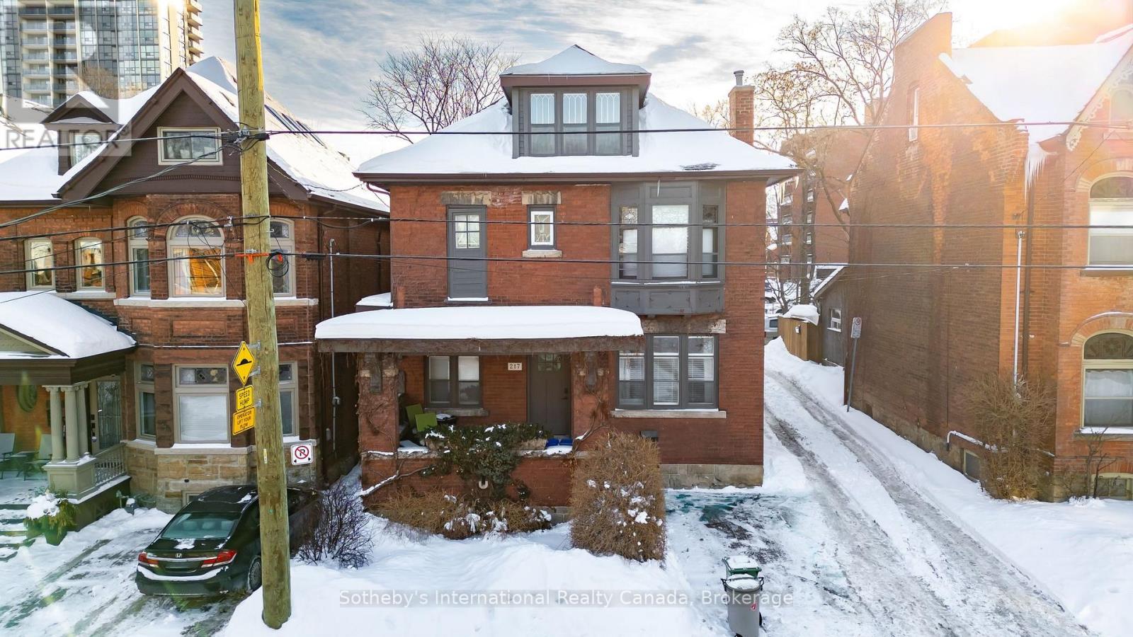 217 Caroline Street S, Hamilton, Ontario  L8P 3L5 - Photo 1 - X12771944