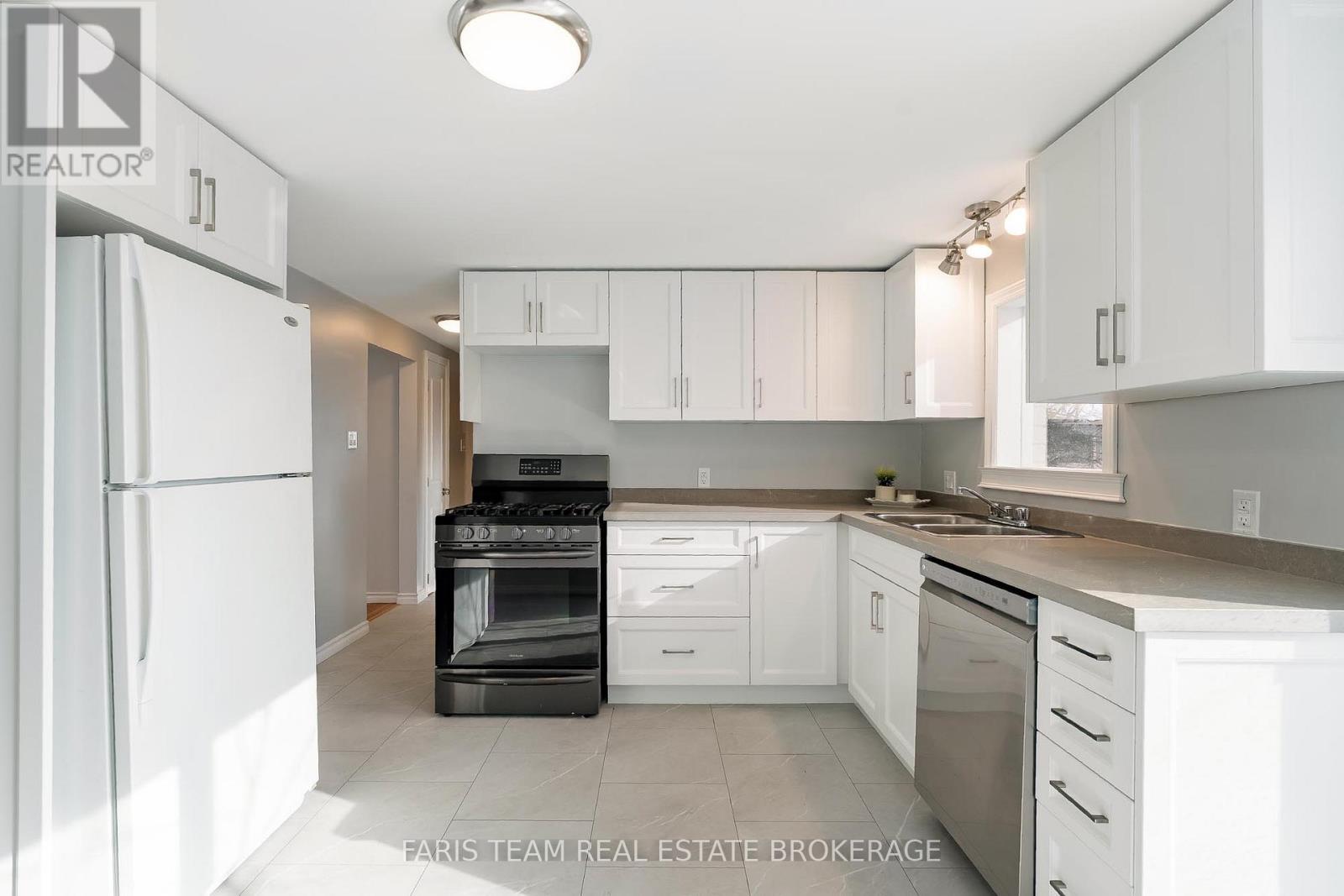 25 AYLING REID COURT, Wasaga Beach, Ontario