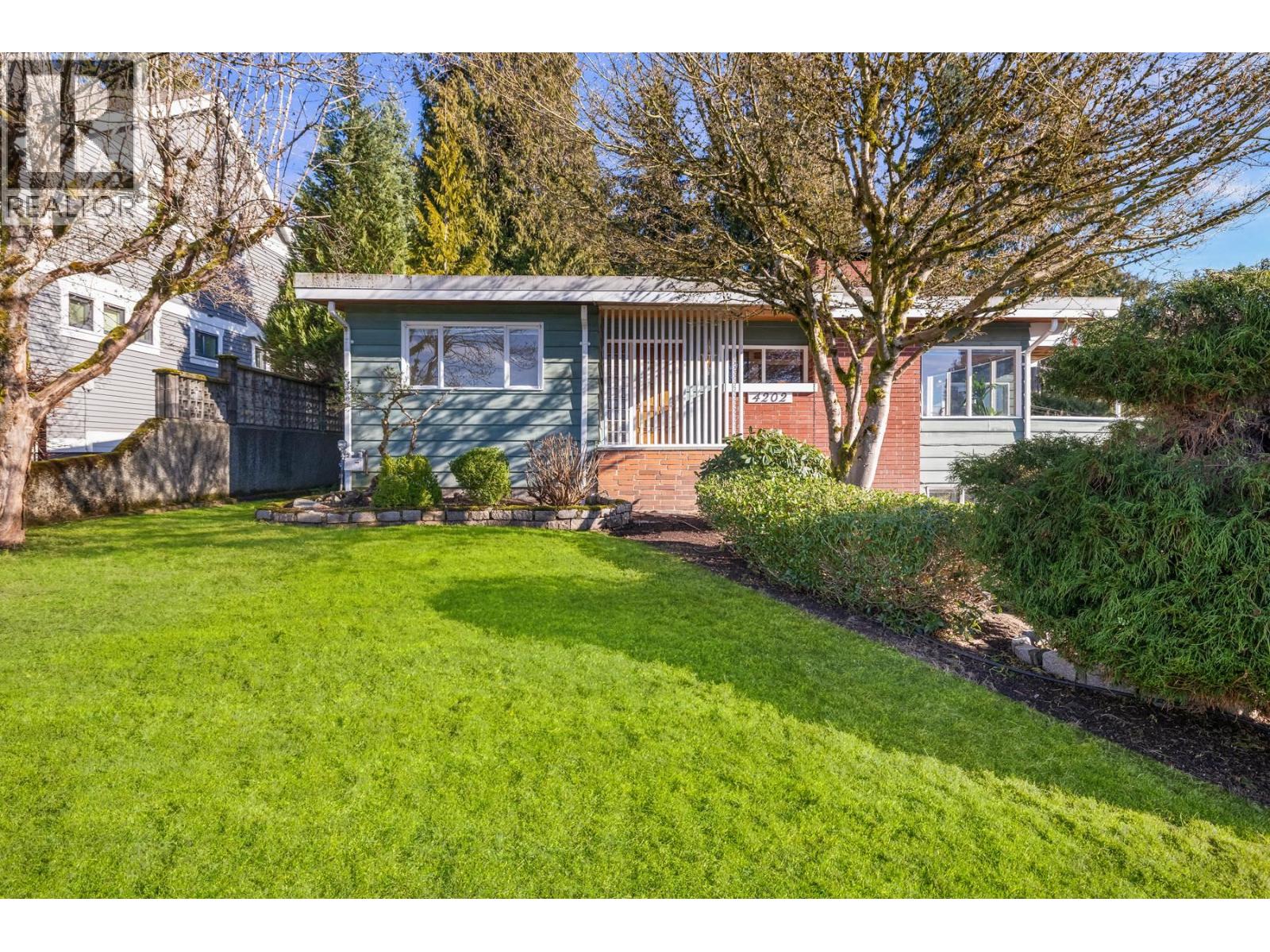 4202 Skyline Drive, North Vancouver, British Columbia  V7R 3G7 - Photo 1 - R3087809
