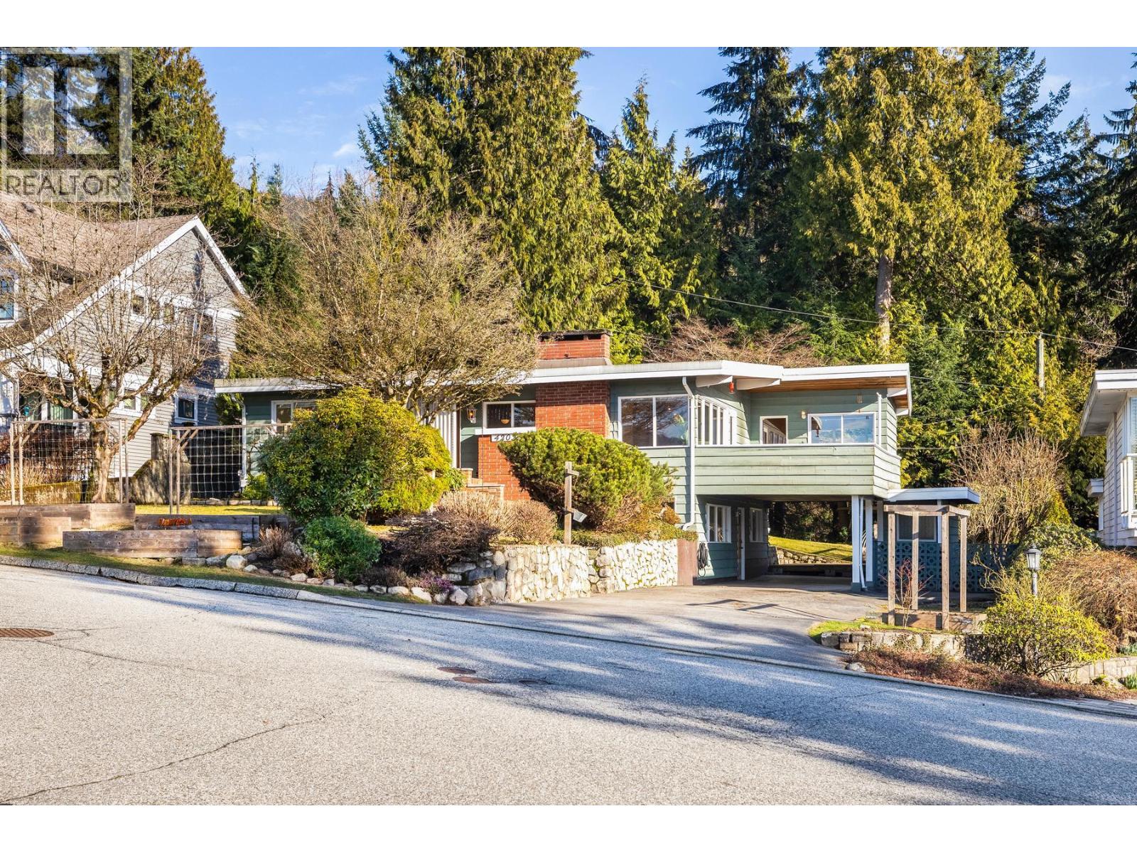 4202 Skyline Drive, North Vancouver, British Columbia  V7R 3G7 - Photo 2 - R3087809