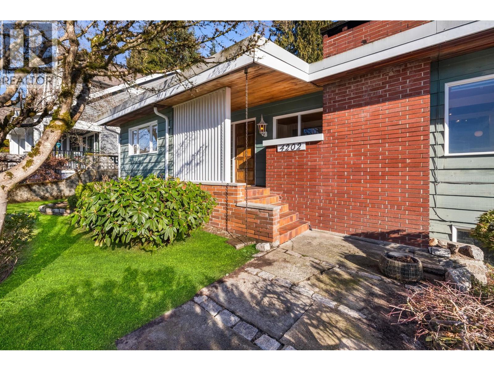 4202 Skyline Drive, North Vancouver, British Columbia  V7R 3G7 - Photo 3 - R3087809