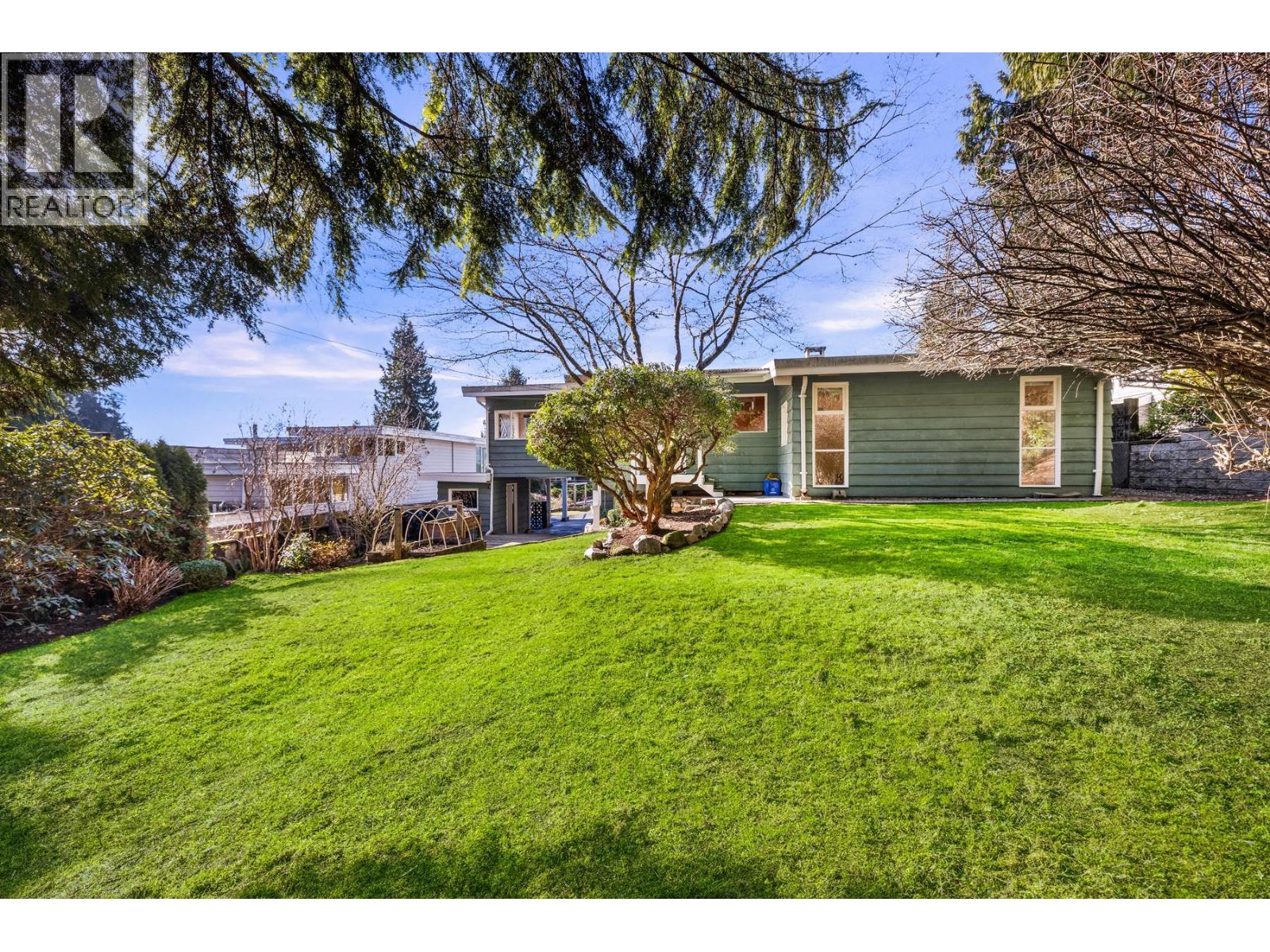 4202 Skyline Drive, North Vancouver, British Columbia  V7R 3G7 - Photo 4 - R3087809