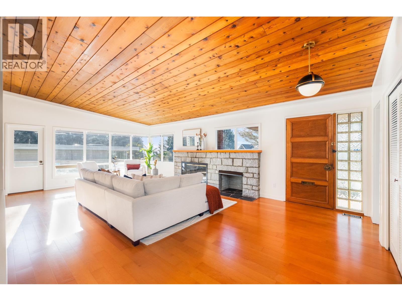 4202 Skyline Drive, North Vancouver, British Columbia  V7R 3G7 - Photo 5 - R3087809