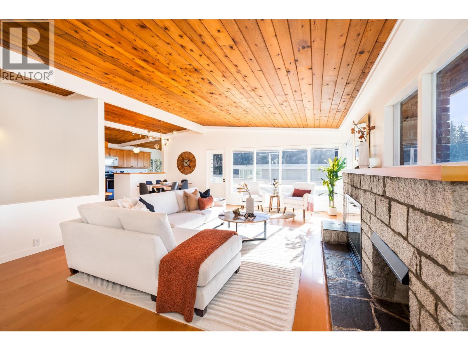 4202 Skyline Drive, North Vancouver, British Columbia  V7R 3G7 - Photo 7 - R3087809