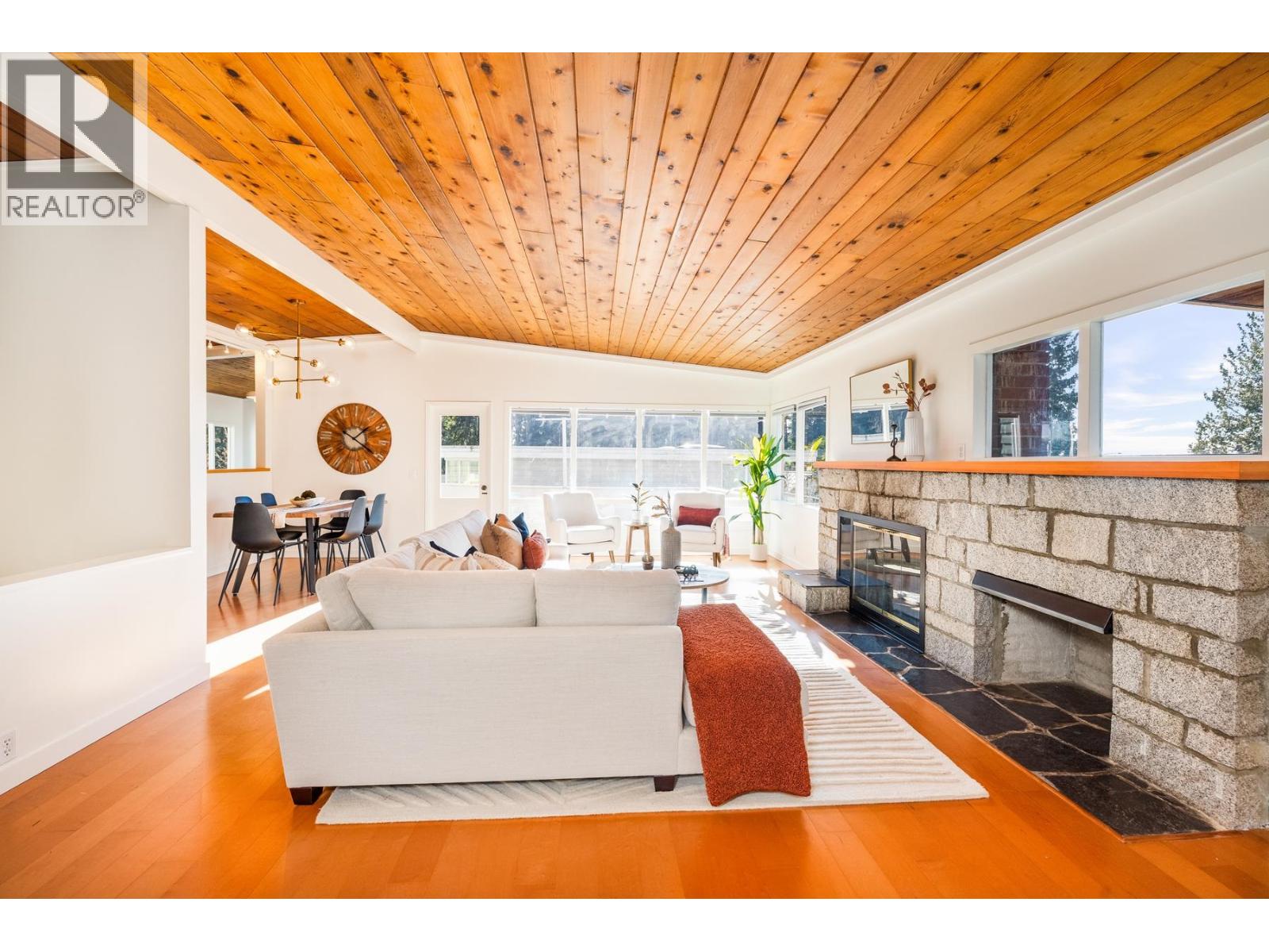 4202 Skyline Drive, North Vancouver, British Columbia  V7R 3G7 - Photo 8 - R3087809