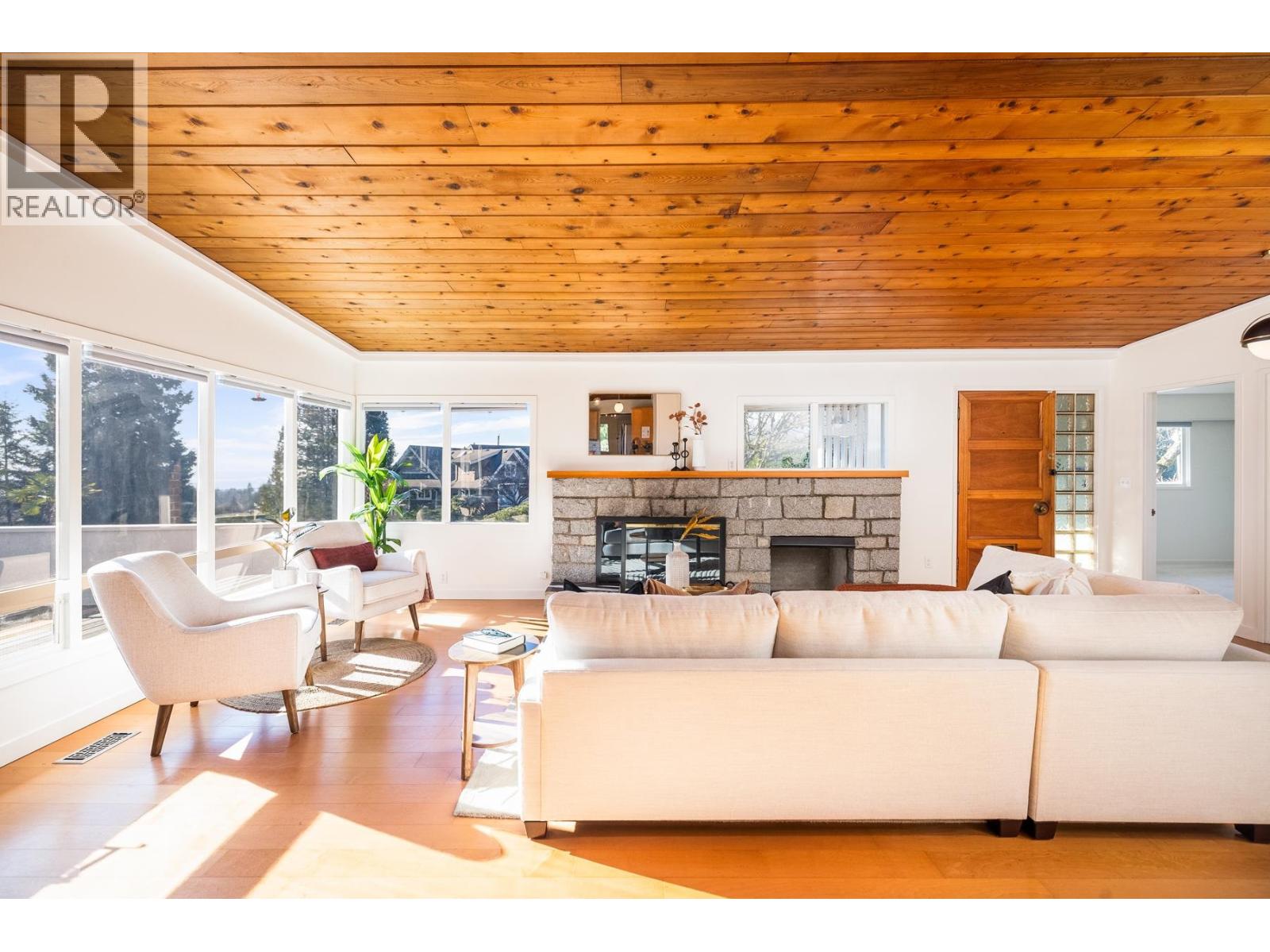 4202 Skyline Drive, North Vancouver, British Columbia  V7R 3G7 - Photo 9 - R3087809