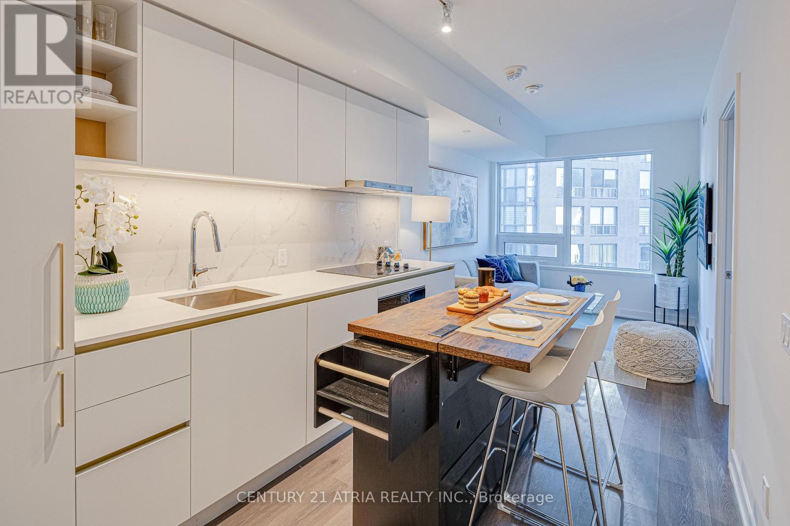 1702 - 8 Wellesley Street W, Toronto, Ontario  M4Y 0J5 - Photo 2 - C12771892