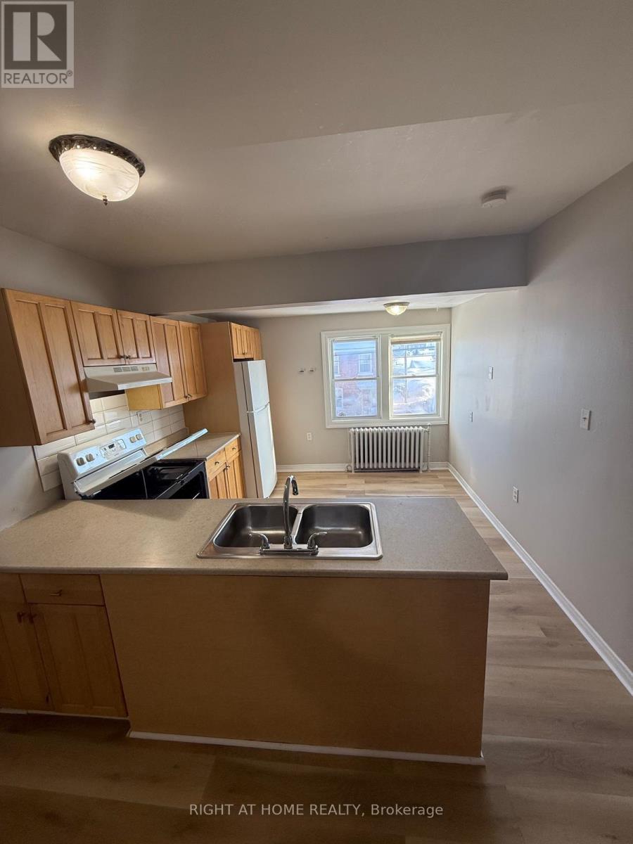 D - 108 Mississaga Street W, Orillia, Ontario  L3V 3B1 - Photo 5 - S12771890