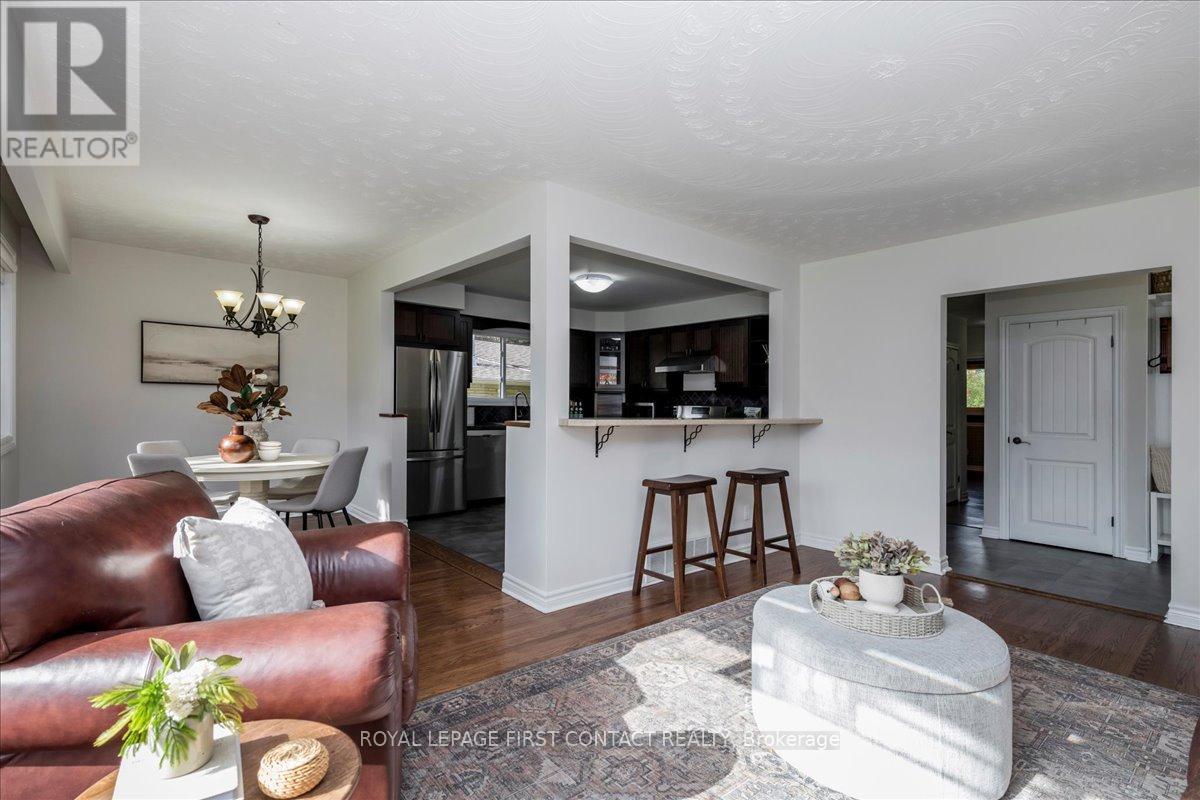 32 Springhome Road, Barrie (Allandale Heights), Ontario  L4N 2W7 - Photo 7 - S12771934