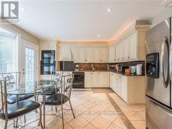 1588 Truscott Drive, Mississauga, Ontario  L5J 1Z4 - Photo 5 - W12771920