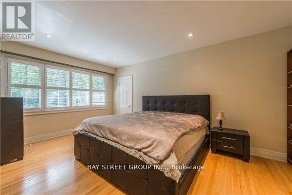 1588 Truscott Drive, Mississauga, Ontario  L5J 1Z4 - Photo 7 - W12771920