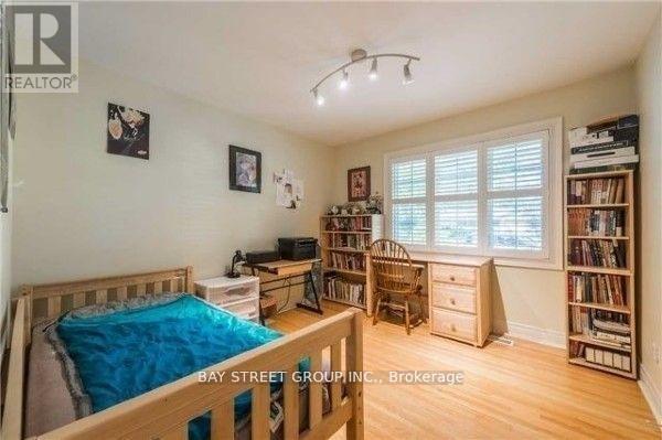 1588 Truscott Drive, Mississauga, Ontario  L5J 1Z4 - Photo 9 - W12771920