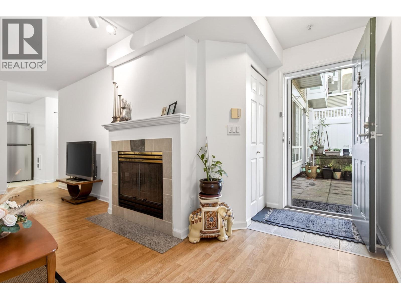 Listing Picture 2 of 33 : 20 6588 SOUTHOAKS CRESCENT, Burnaby / 本拿比 - 魯藝地產 Yvonne Lu Group - MLS Medallion Club Member