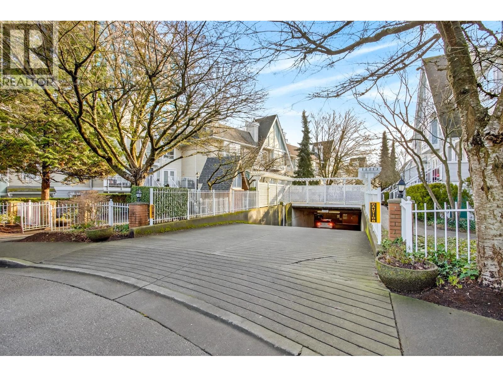 Listing Picture 29 of 33 : 20 6588 SOUTHOAKS CRESCENT, Burnaby / 本拿比 - 魯藝地產 Yvonne Lu Group - MLS Medallion Club Member