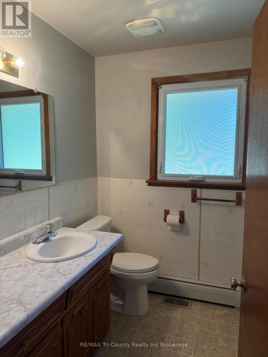 20 Fairfield Crescent, Tillsonburg, Ontario  N4G 2B4 - Photo 6 - X12423524