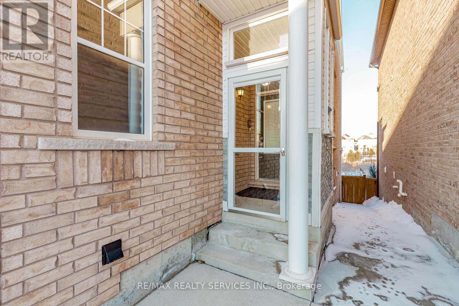 84 Tysonville Circle, Brampton (Northwest Brampton), Ontario  L7A 4B5 - Photo 2 - W12771988