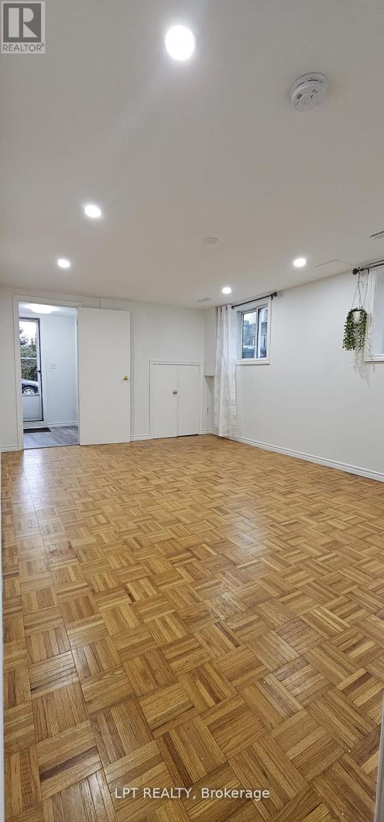 382 Pinemeadow Avenue, Mississauga, Ontario  L5B 2J9 - Photo 2 - W12772066