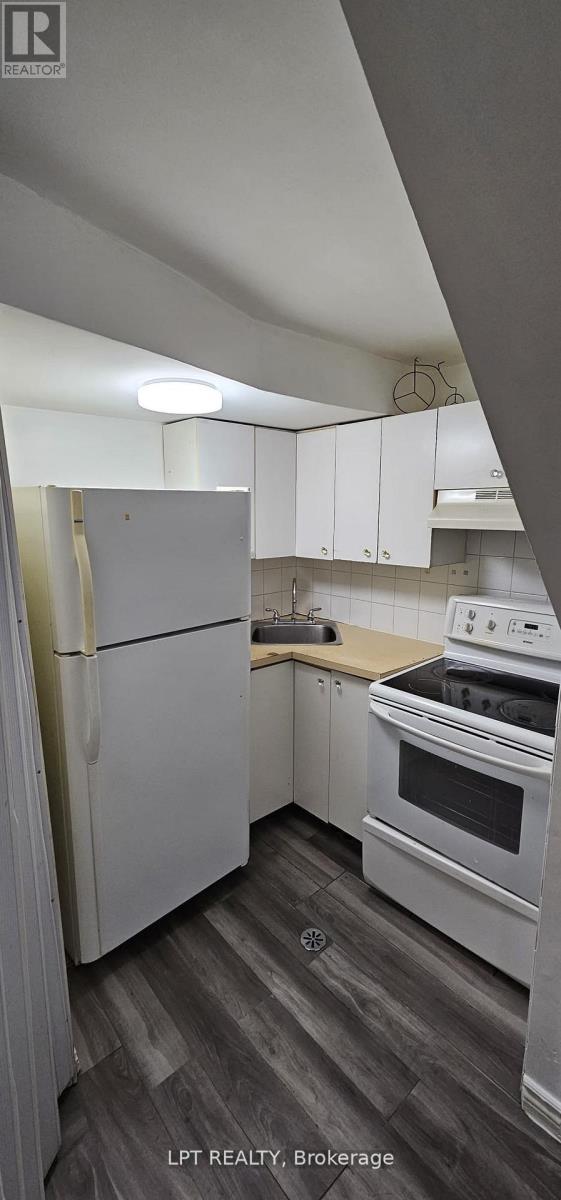 382 Pinemeadow Avenue, Mississauga, Ontario  L5B 2J9 - Photo 5 - W12772066