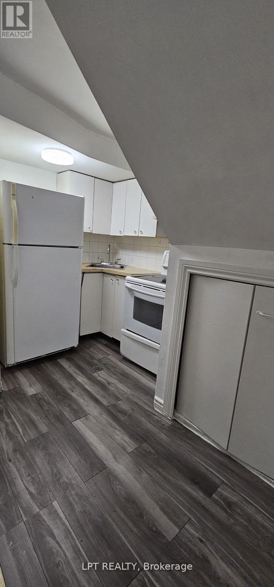 382 Pinemeadow Avenue, Mississauga, Ontario  L5B 2J9 - Photo 6 - W12772066