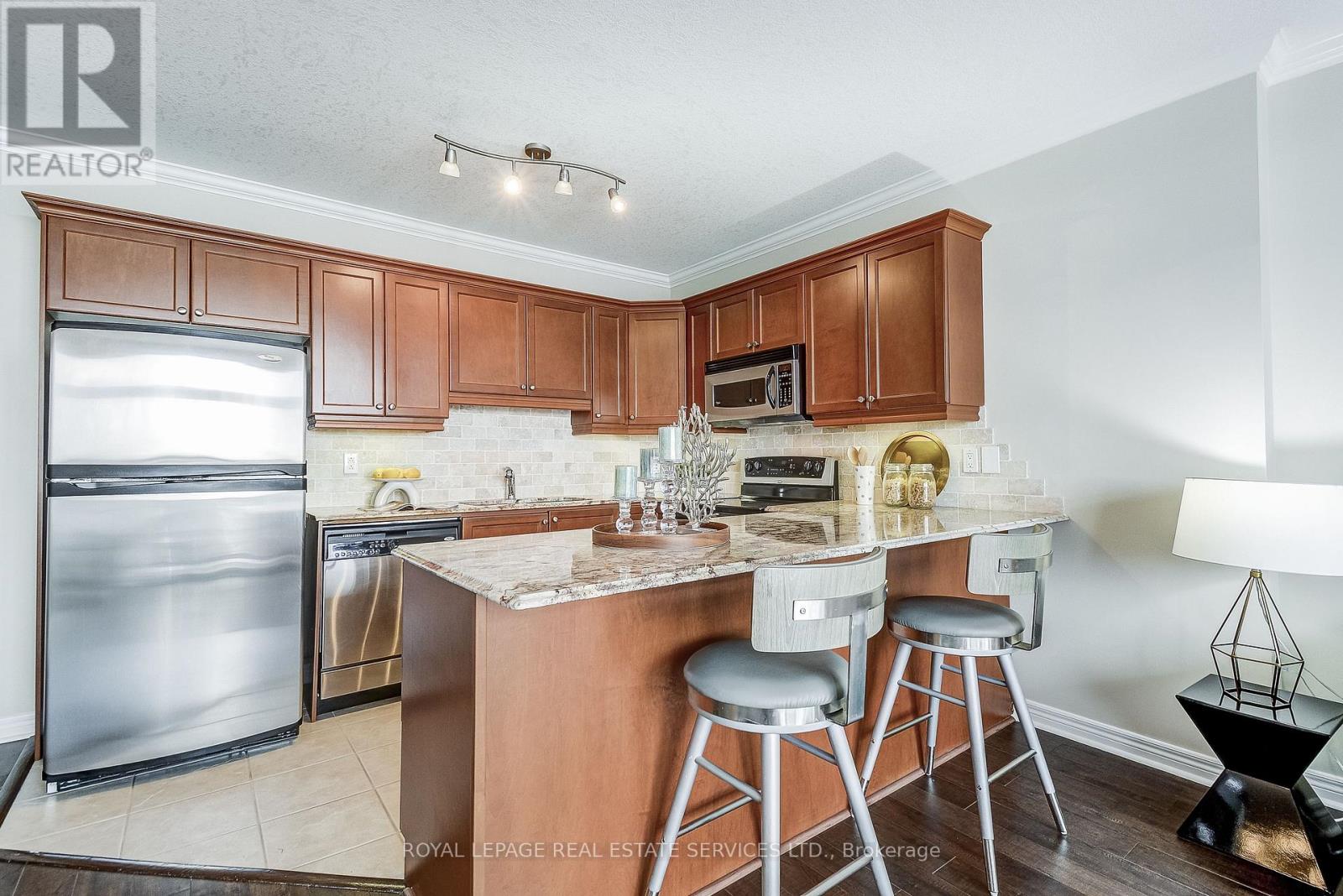 713 - 1998 Ironstone Drive, Burlington, Ontario  L7L 7P7 - Photo 8 - W12772110