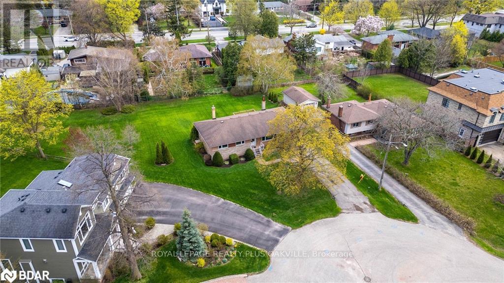 2030 Vickery Drive, Oakville, Ontario  L6L 2J1 - Photo 9 - W12772172