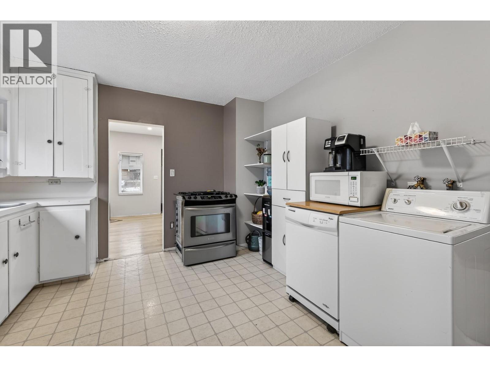 2004 33 Street, Vernon, British Columbia  V1T 5R6 - Photo 8 - 10374913