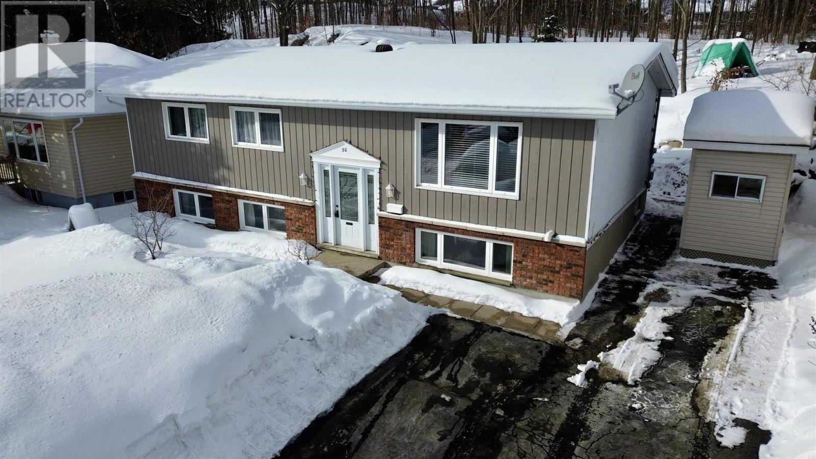 30 Axmith Ave, Elliot Lake, Ontario  P5A 1B7 - Photo 2 - SM260186