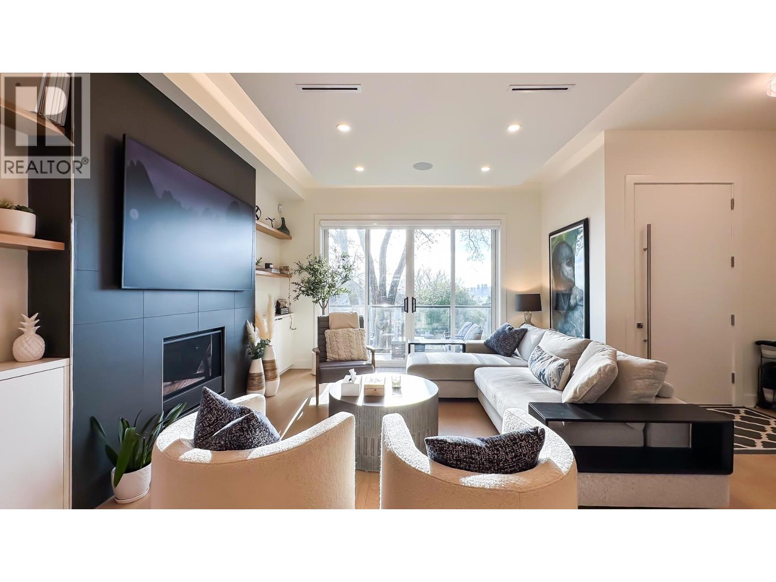 338 E 5th Street, North Vancouver, British Columbia  V7L 1L9 - Photo 3 - R3087841