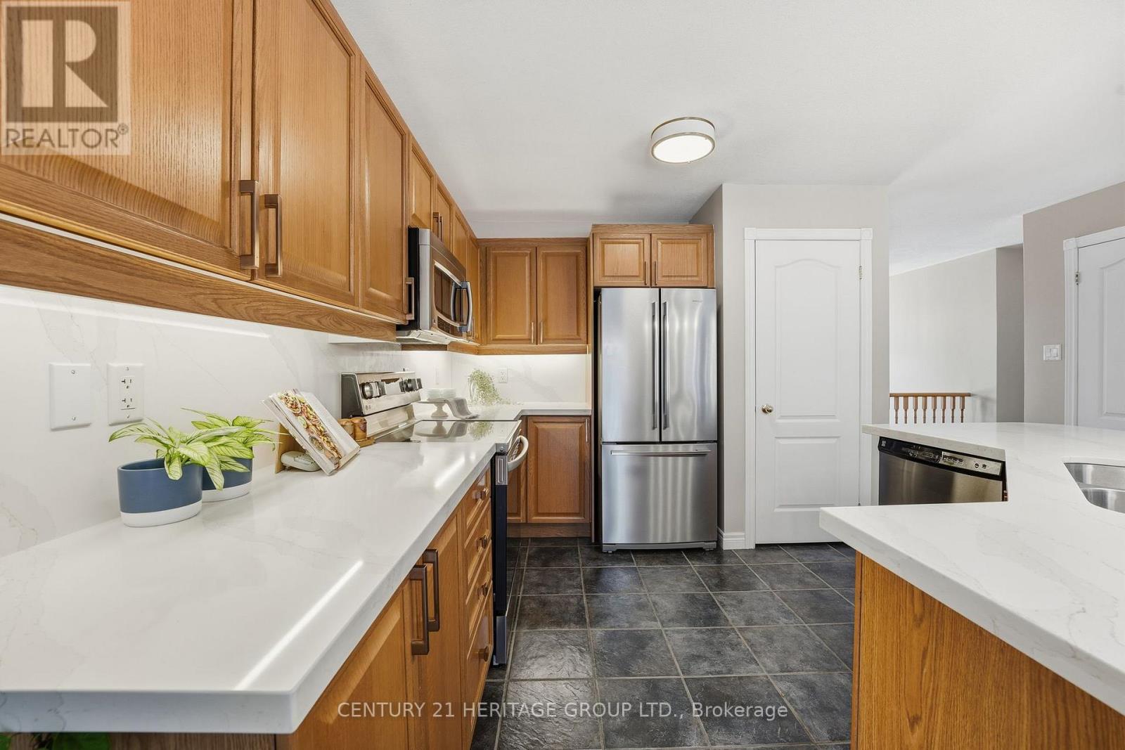 9 Sutherland Avenue, Bradford West Gwillimbury, Ontario  L3Z 3H9 - Photo 10 - N12772262