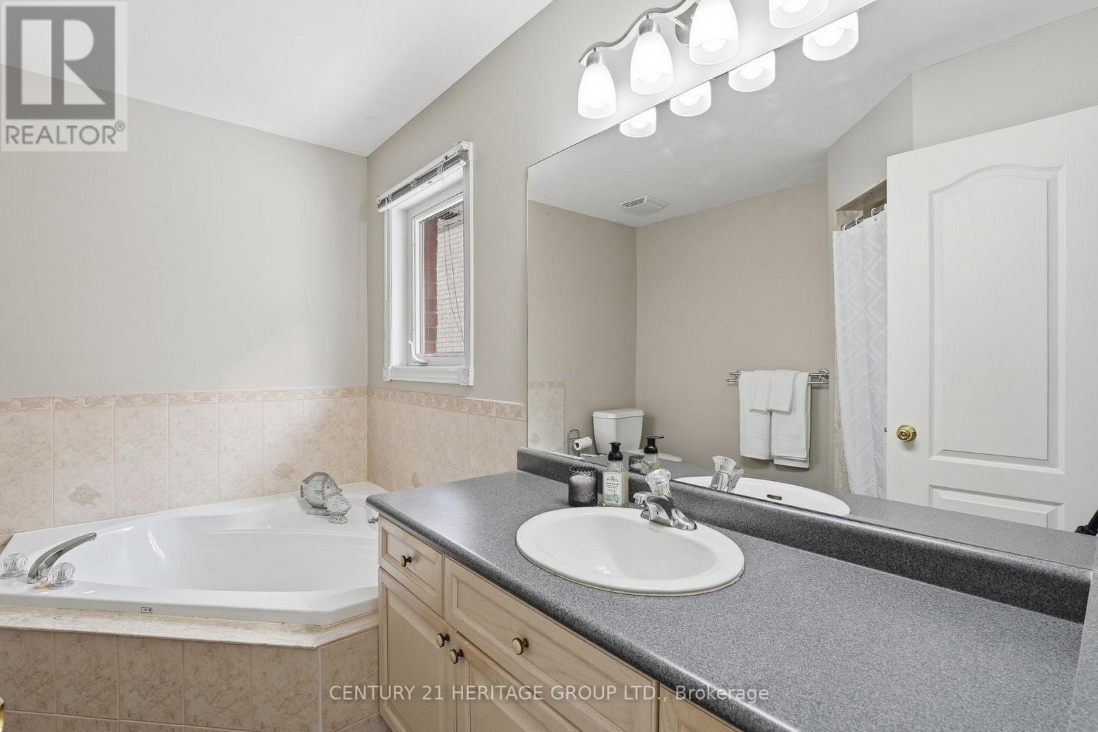 9 Sutherland Avenue, Bradford West Gwillimbury, Ontario  L3Z 3H9 - Photo 23 - N12772262