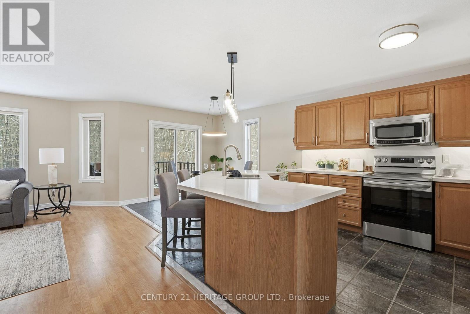 9 Sutherland Avenue, Bradford West Gwillimbury, Ontario  L3Z 3H9 - Photo 5 - N12772262