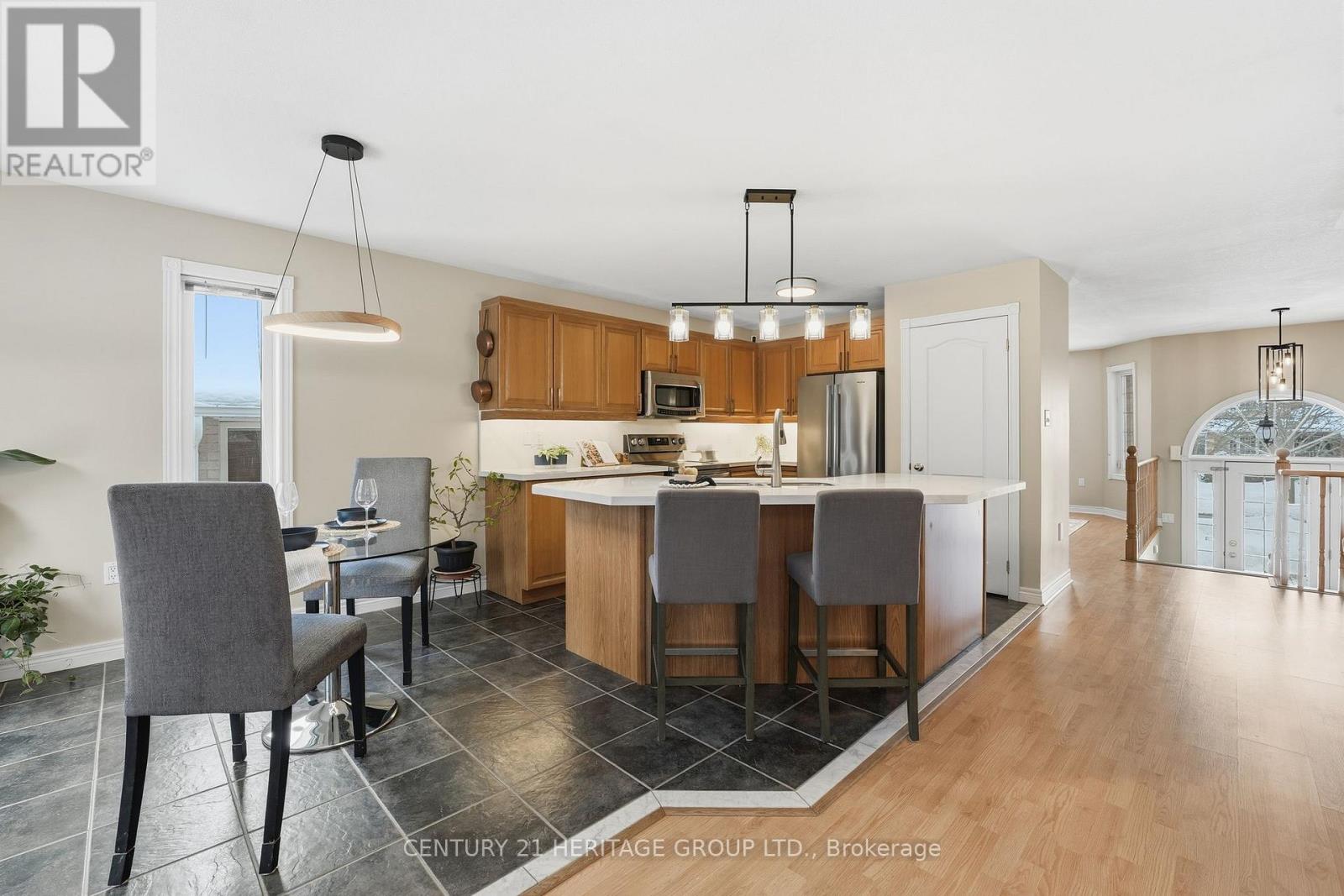 9 Sutherland Avenue, Bradford West Gwillimbury, Ontario  L3Z 3H9 - Photo 6 - N12772262