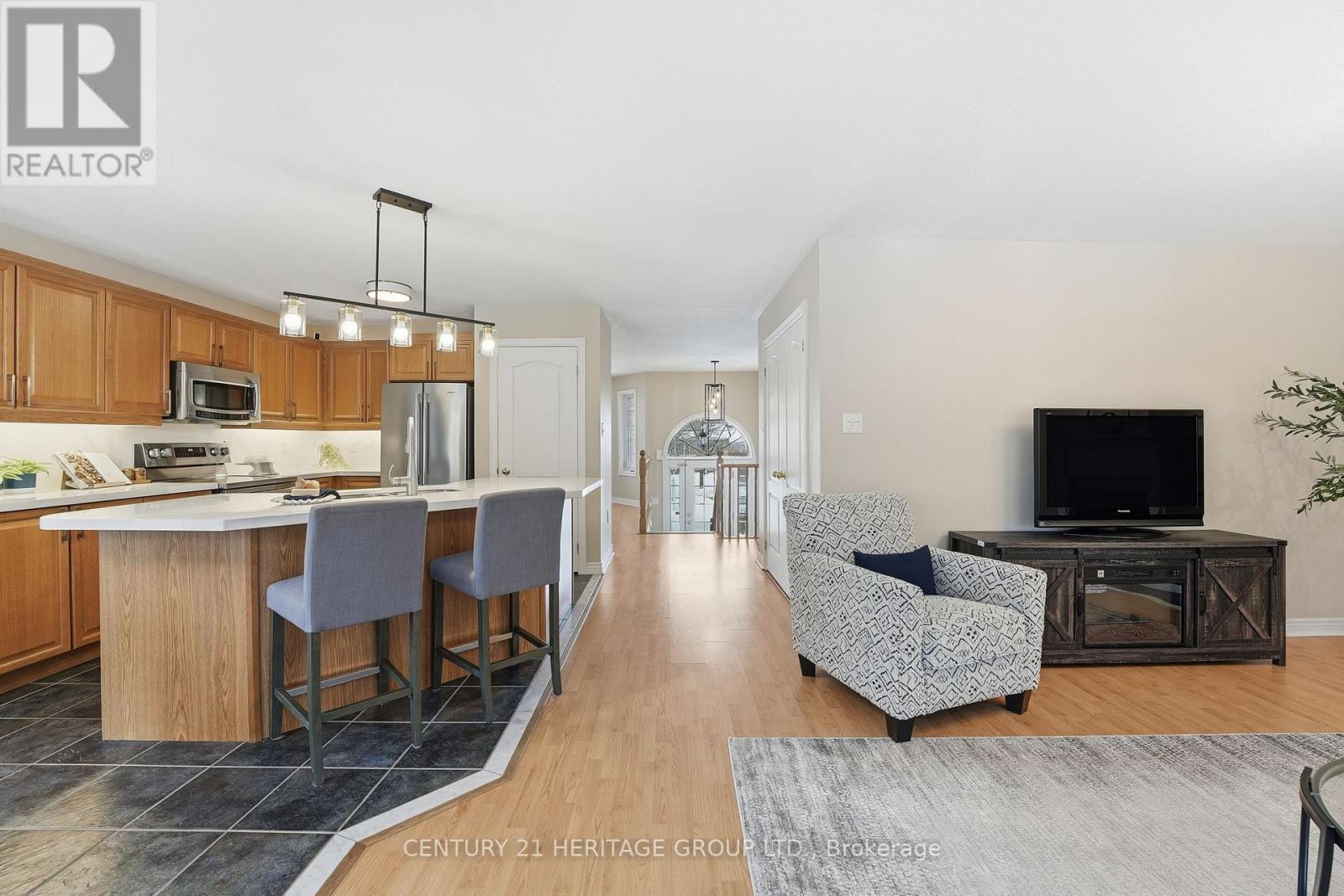 9 Sutherland Avenue, Bradford West Gwillimbury, Ontario  L3Z 3H9 - Photo 7 - N12772262