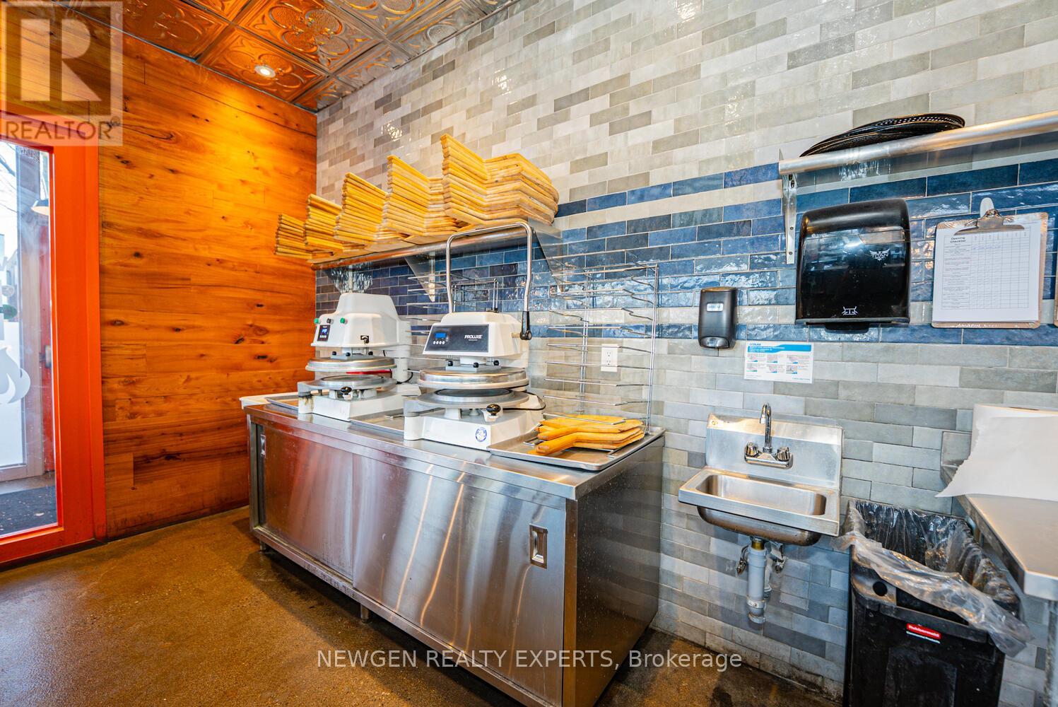 230 Lakeshore Road E, Mississauga, Ontario  L5G 1G7 - Photo 20 - W12772316