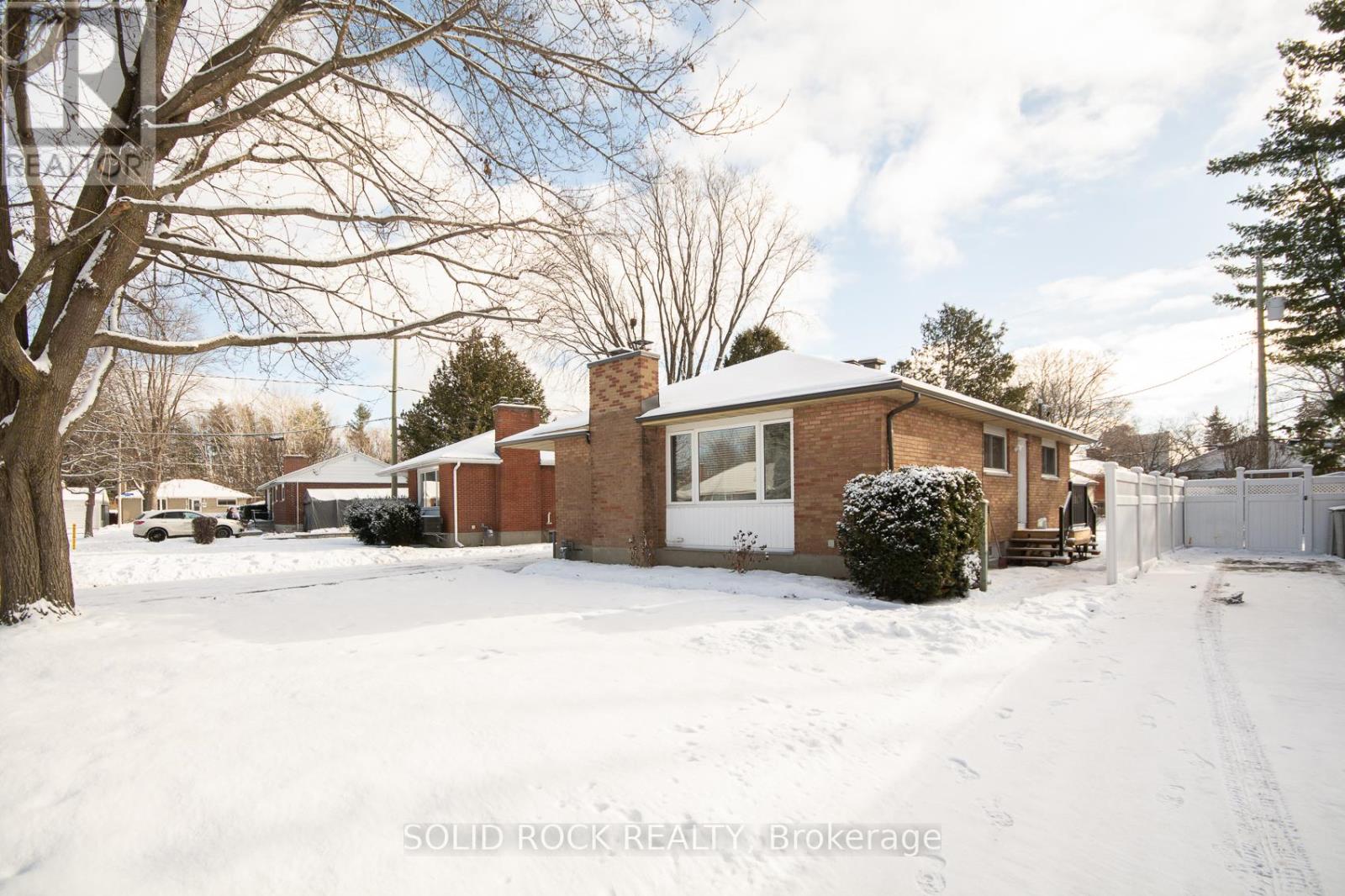 2366 Cheshire Road, Ottawa, Ontario  K2C 1G3 - Photo 2 - X12772414