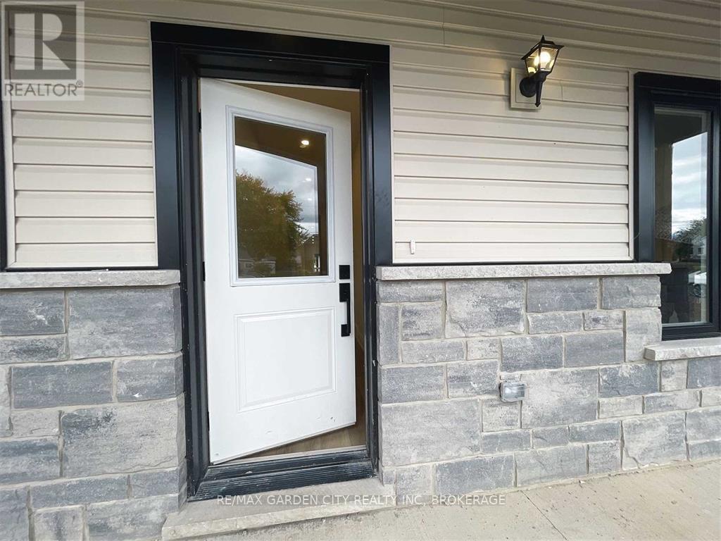 2-Upper Level - 13 Valley Road, St. Catharines (Western Hill), Ontario  L2S 1Y7 - Photo 3 - X12772366