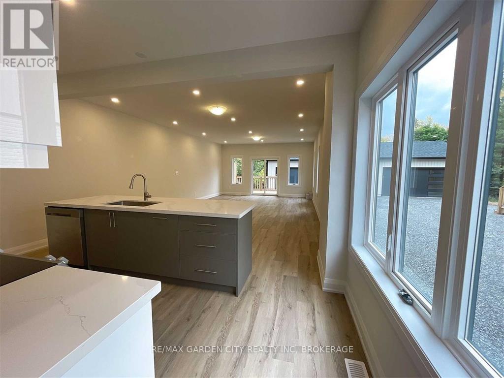 2-Upper Level - 13 Valley Road, St. Catharines (Western Hill), Ontario  L2S 1Y7 - Photo 6 - X12772366