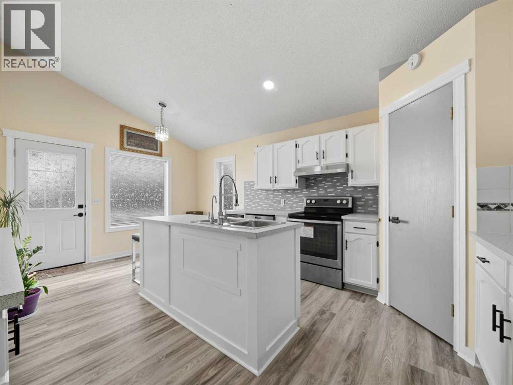 109 Somerset Close Sw, Calgary, Alberta  T2Y 3C4 - Photo 6 - A2282793