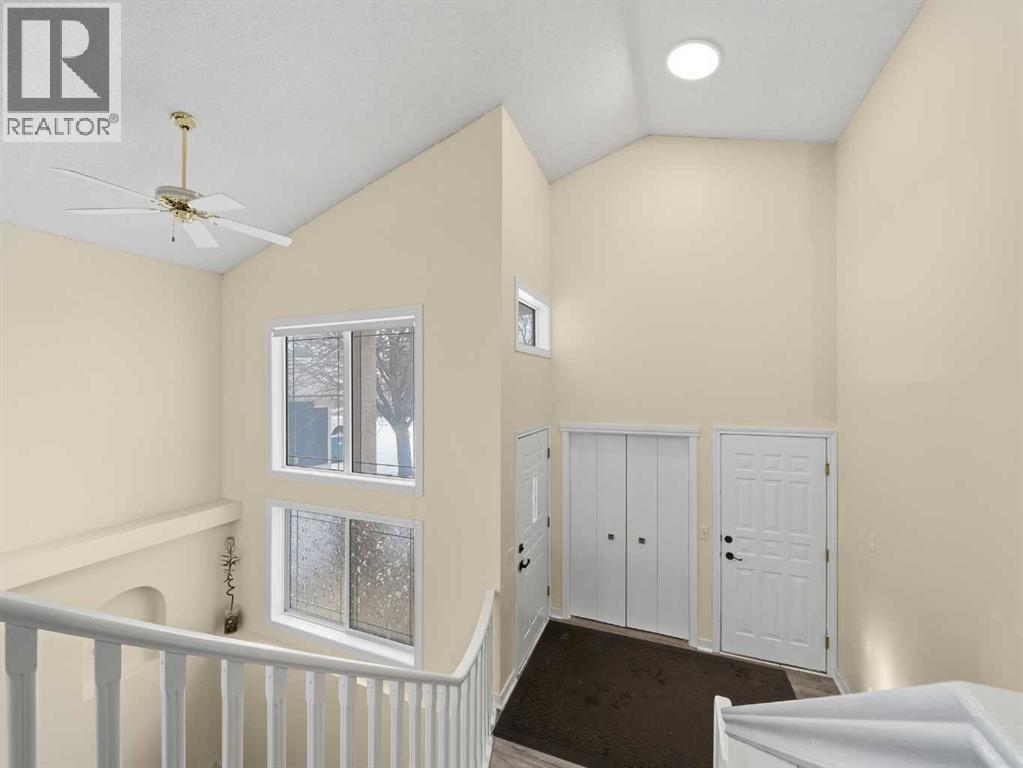 109 Somerset Close Sw, Calgary, Alberta  T2Y 3C4 - Photo 3 - A2282793