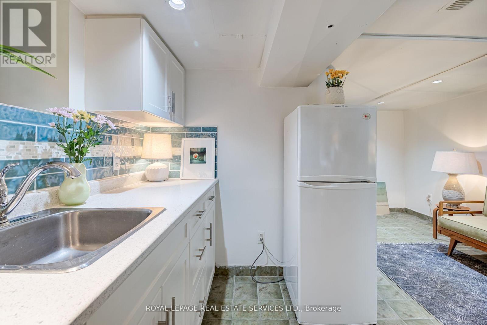 Lower - 27 Bank Street, Toronto, Ontario  M6K 1R4 - Photo 13 - C12772558