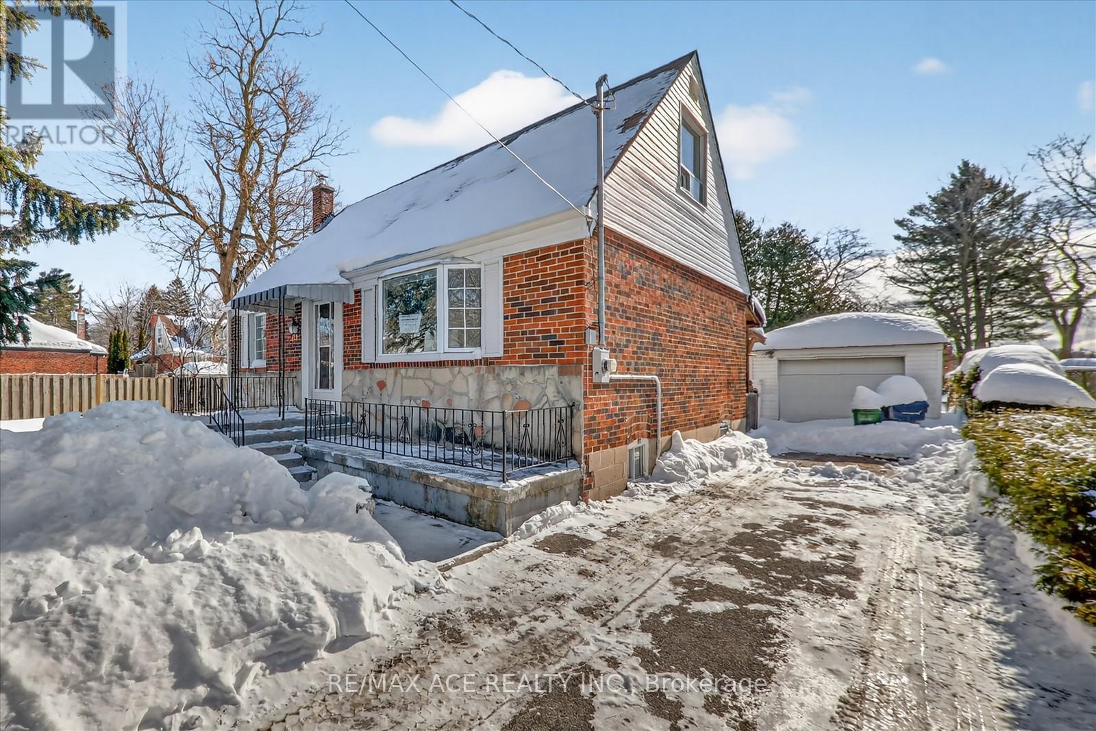 233 OAKRIDGE DRIVE, Toronto, Ontario