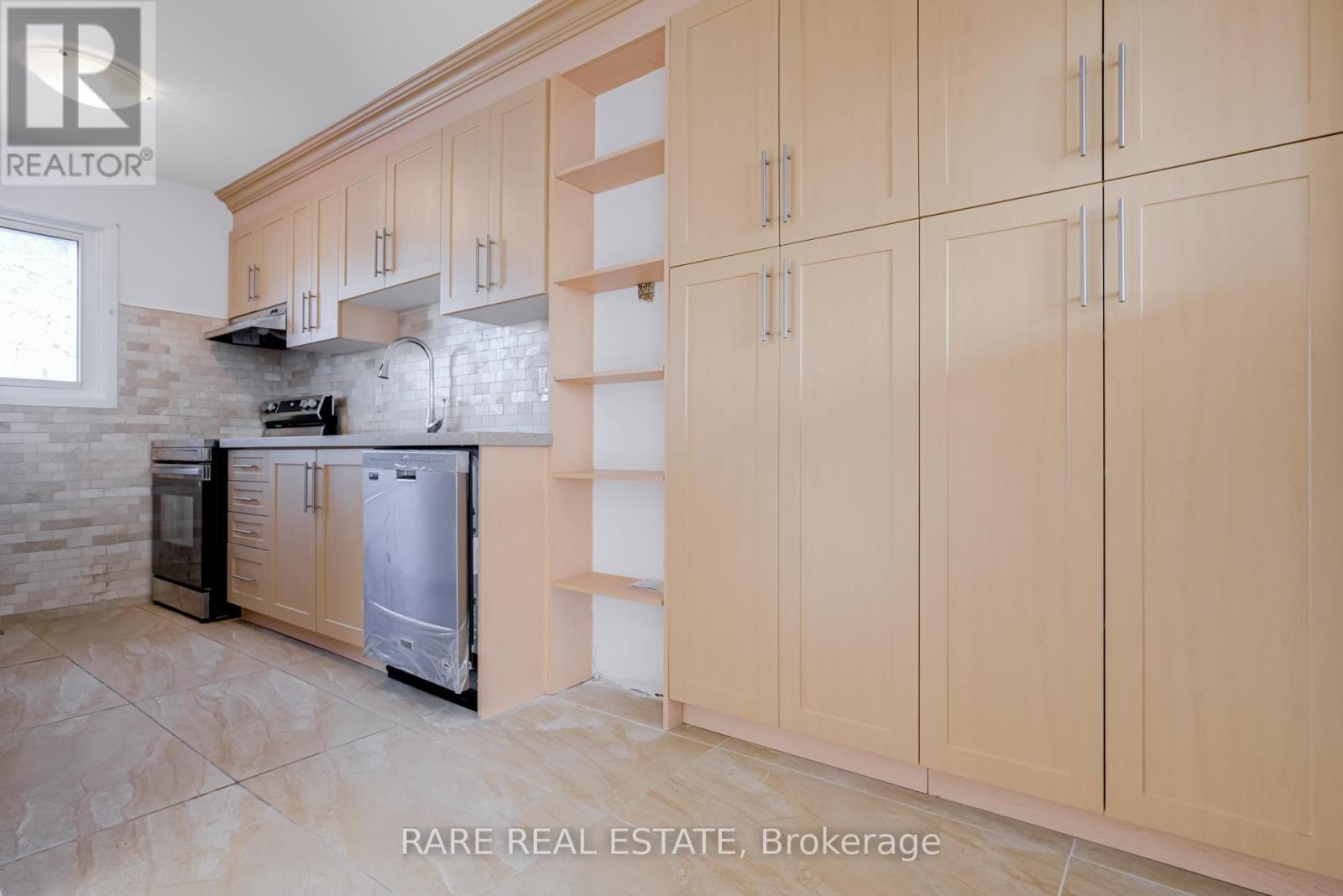 2 Greenhills Square, Brampton, Ontario  L6S 2J4 - Photo 2 - W12772332