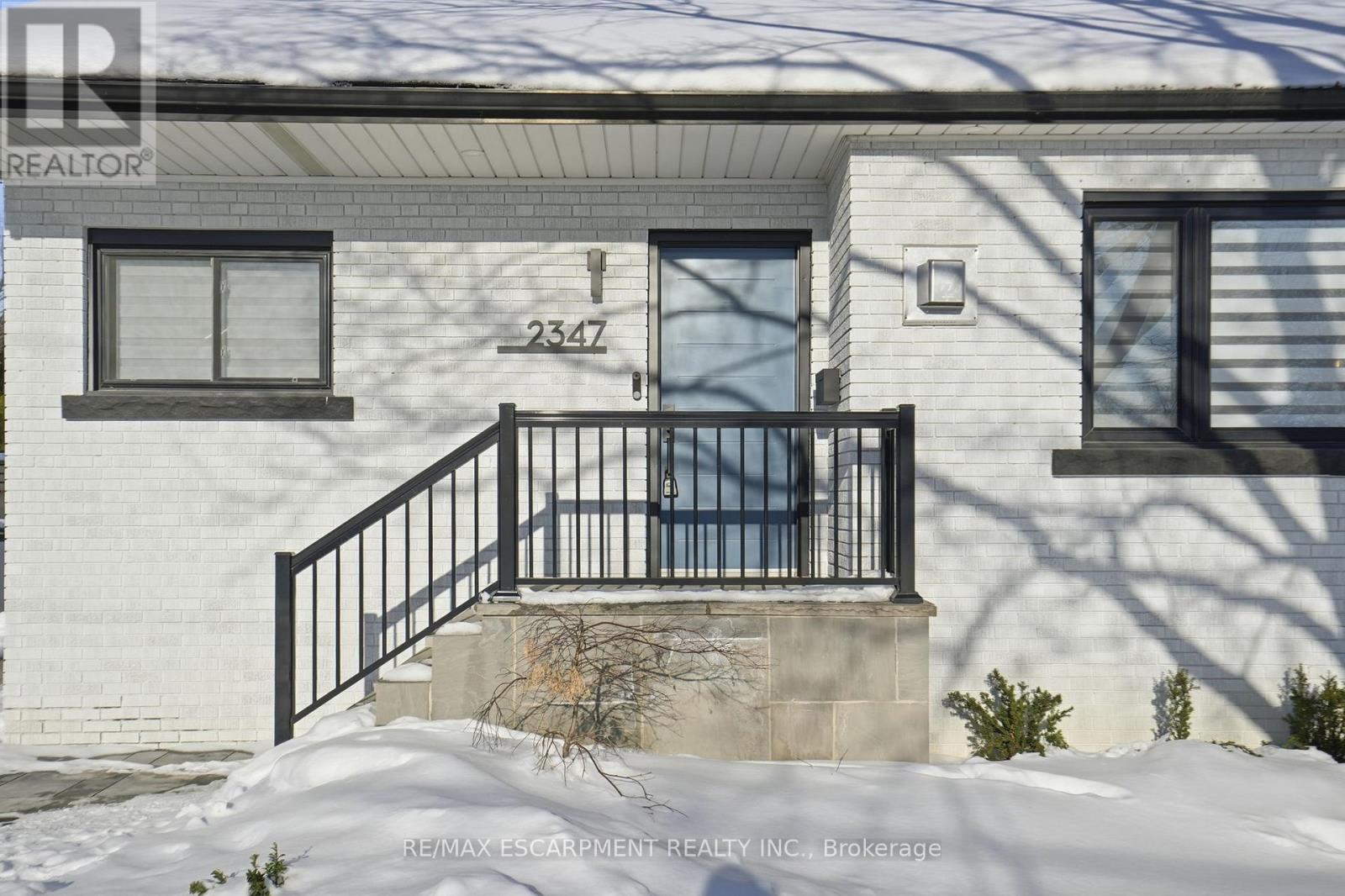 2347 Sharron Street, Burlington, Ontario  L7R 1W8 - Photo 3 - W12772338