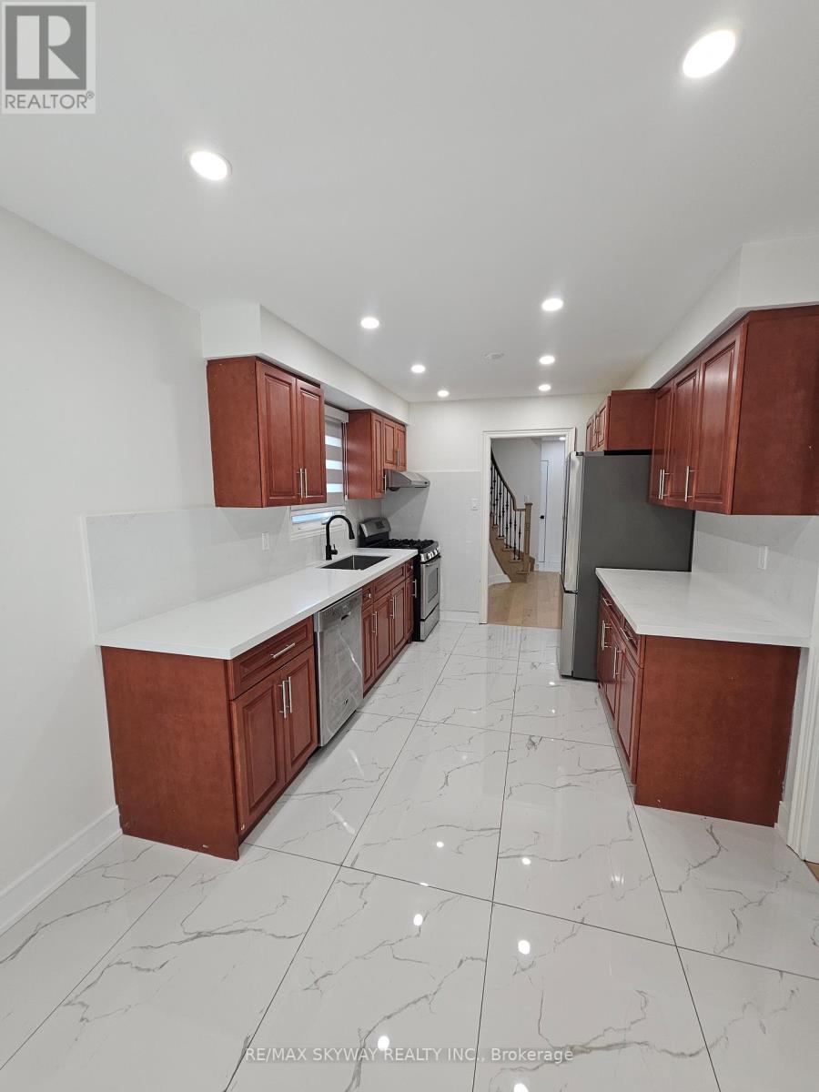 546 Turnbridge Road, Mississauga, Ontario  L5B 3L6 - Photo 3 - W12772406