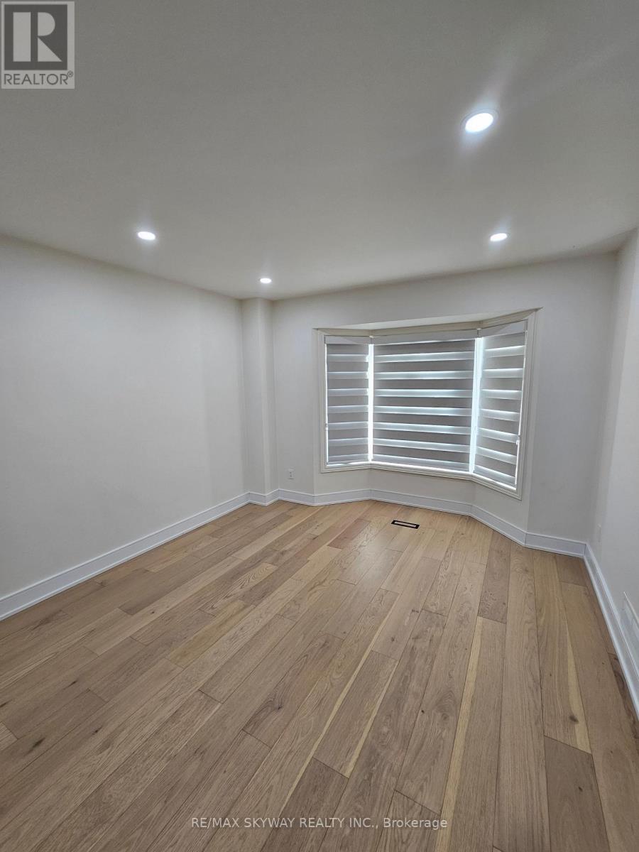 546 Turnbridge Road, Mississauga, Ontario  L5B 3L6 - Photo 4 - W12772406