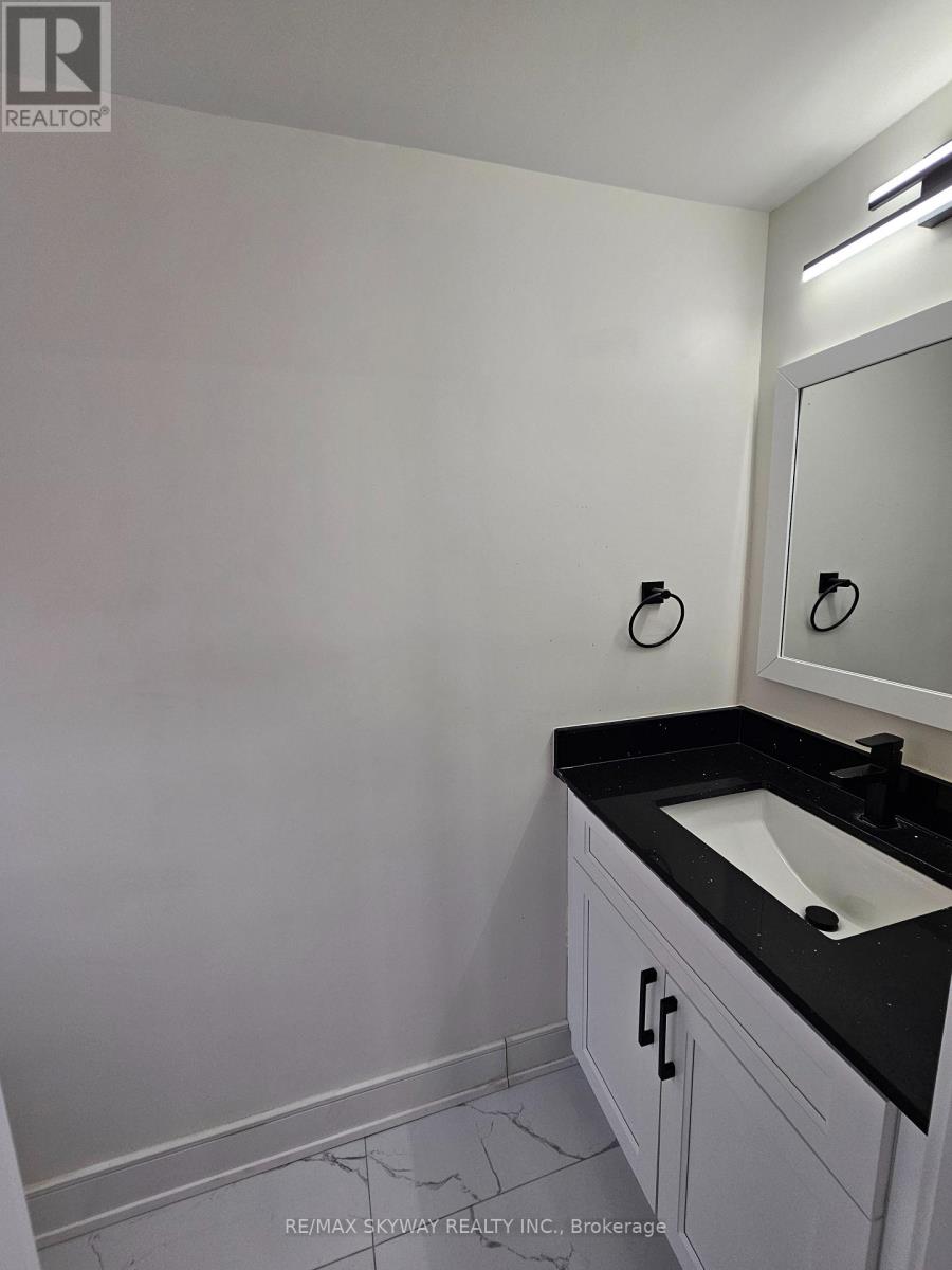 546 Turnbridge Road, Mississauga, Ontario  L5B 3L6 - Photo 5 - W12772406