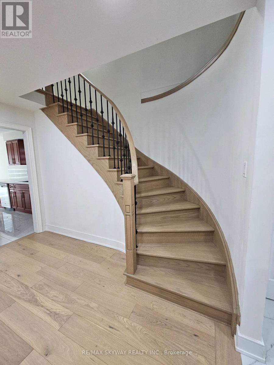 546 Turnbridge Road, Mississauga, Ontario  L5B 3L6 - Photo 6 - W12772406