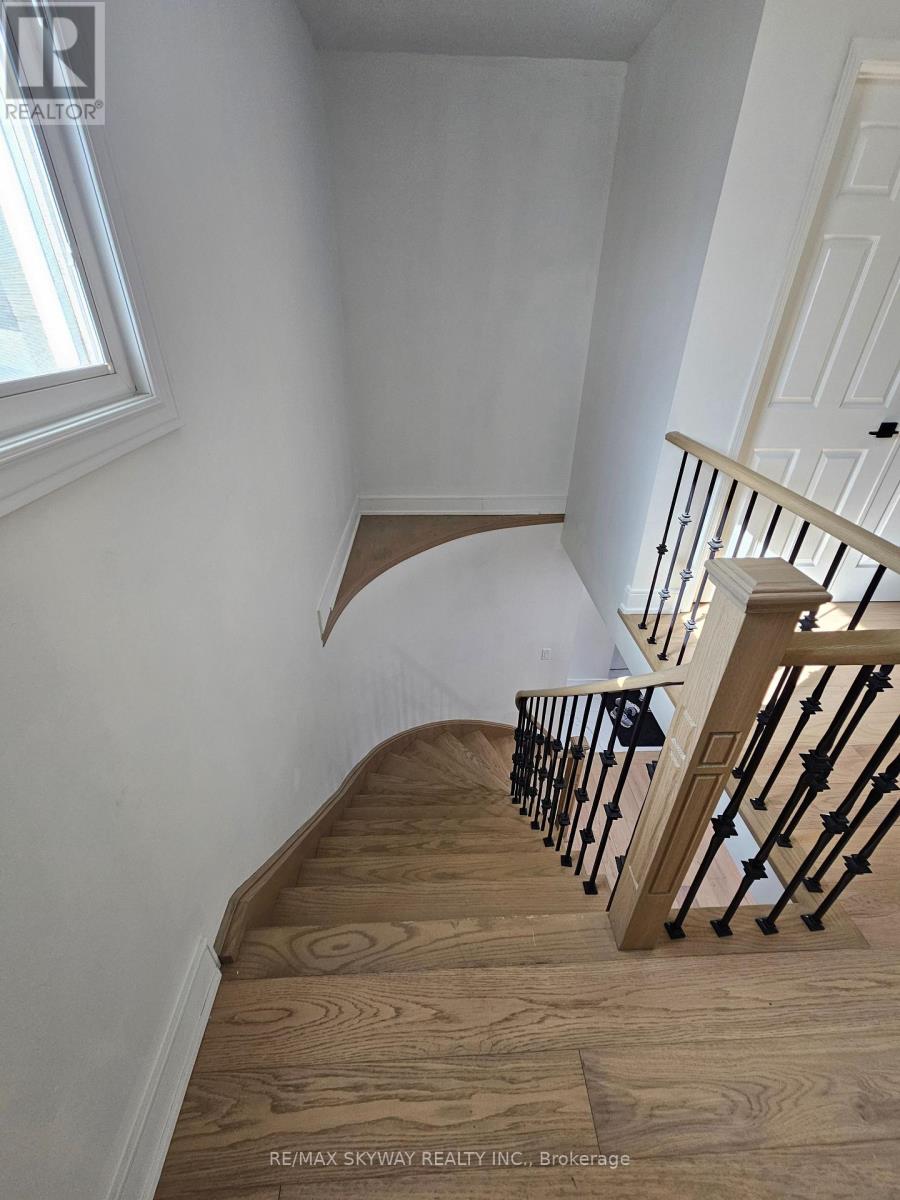 546 Turnbridge Road, Mississauga, Ontario  L5B 3L6 - Photo 7 - W12772406