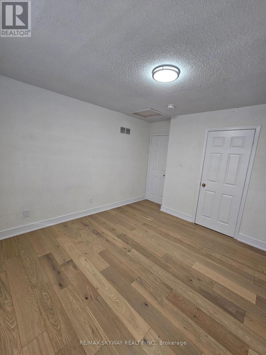 546 Turnbridge Road, Mississauga, Ontario  L5B 3L6 - Photo 9 - W12772406