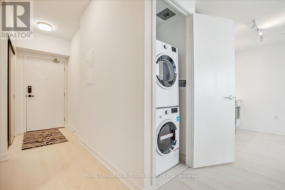 4301 - 3900 Confederation Parkway, Mississauga, Ontario  L5B 0M3 - Photo 35 - W12772568